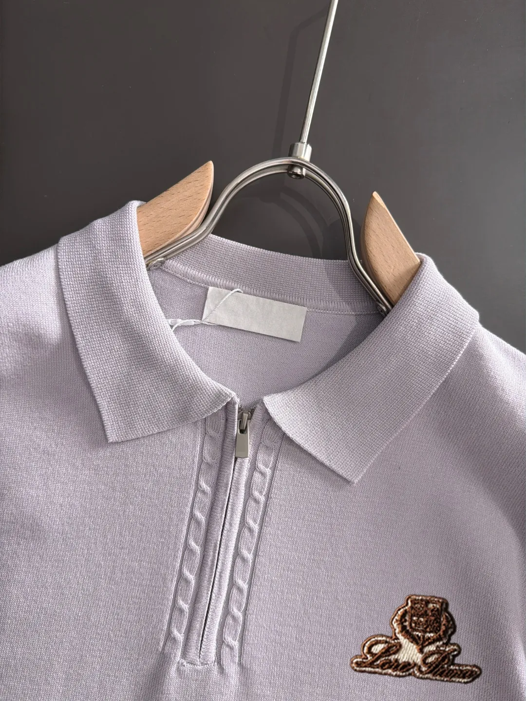 Next day shipment High Quality LP 2036 Summer New Arrival men's short-sleeved T-shirt Made of combed cotton yarn knitted cotton fabric, pure cotton high-weight special yarn, it feels full of weight when weighed, and the upper body is more textured than ordinary T-shirts. This texture can cope with the weather easily and is suitable for both hot and cold! The pattern on the chest adopts three-dimensional embroidery technology, and is perfectly produced stitch by stitch with reference to the original version! Loose fit design, looks noble. Size: M to XXXL
